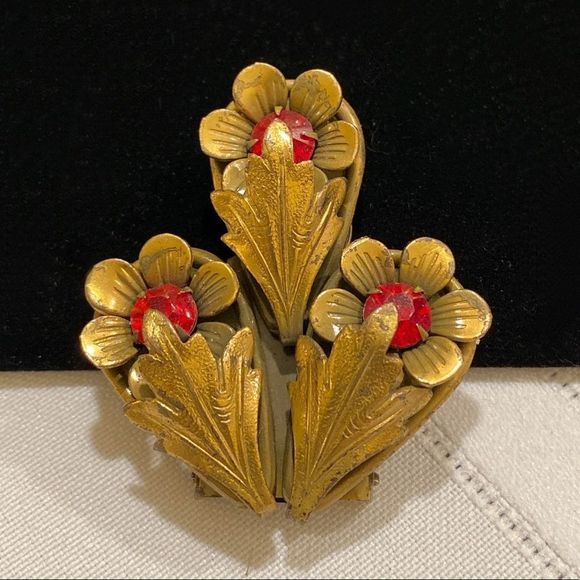 Vintage Brass And Rhinestone Flower Sweater Clip - Picture 1 of 11